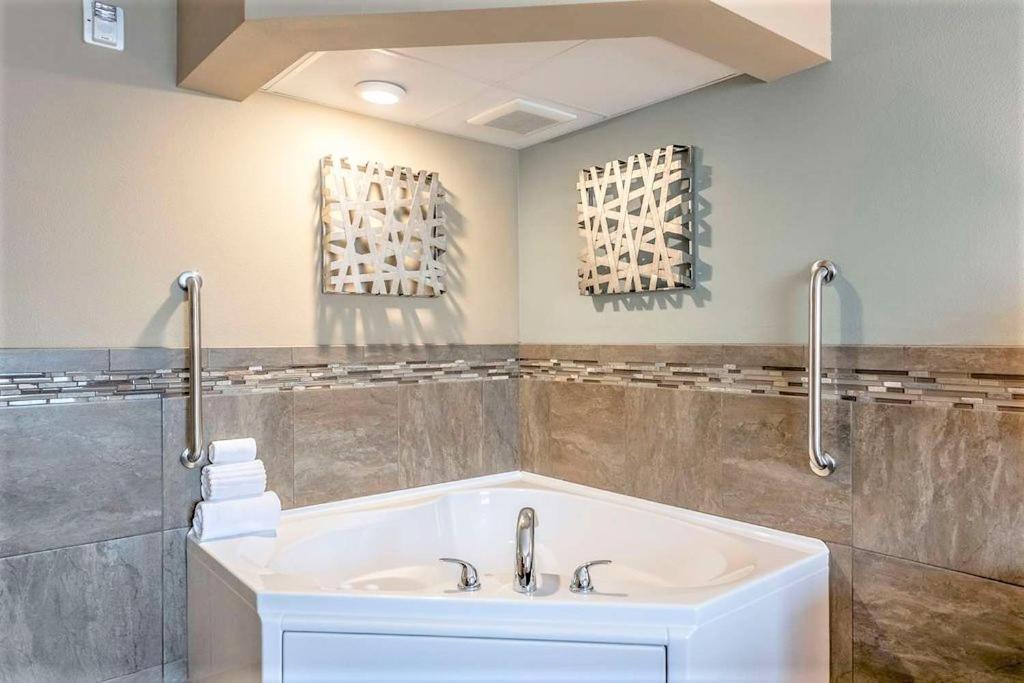 Amerivu Inn And Suites - Chisago City Екстериор снимка
