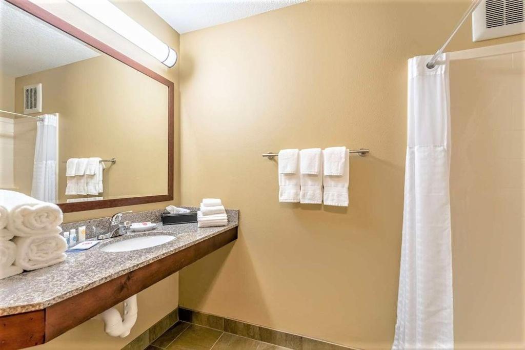 Amerivu Inn And Suites - Chisago City Екстериор снимка