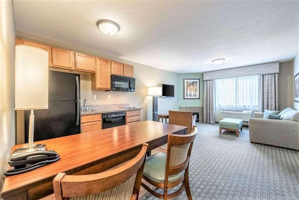 Amerivu Inn And Suites - Chisago City Стая снимка